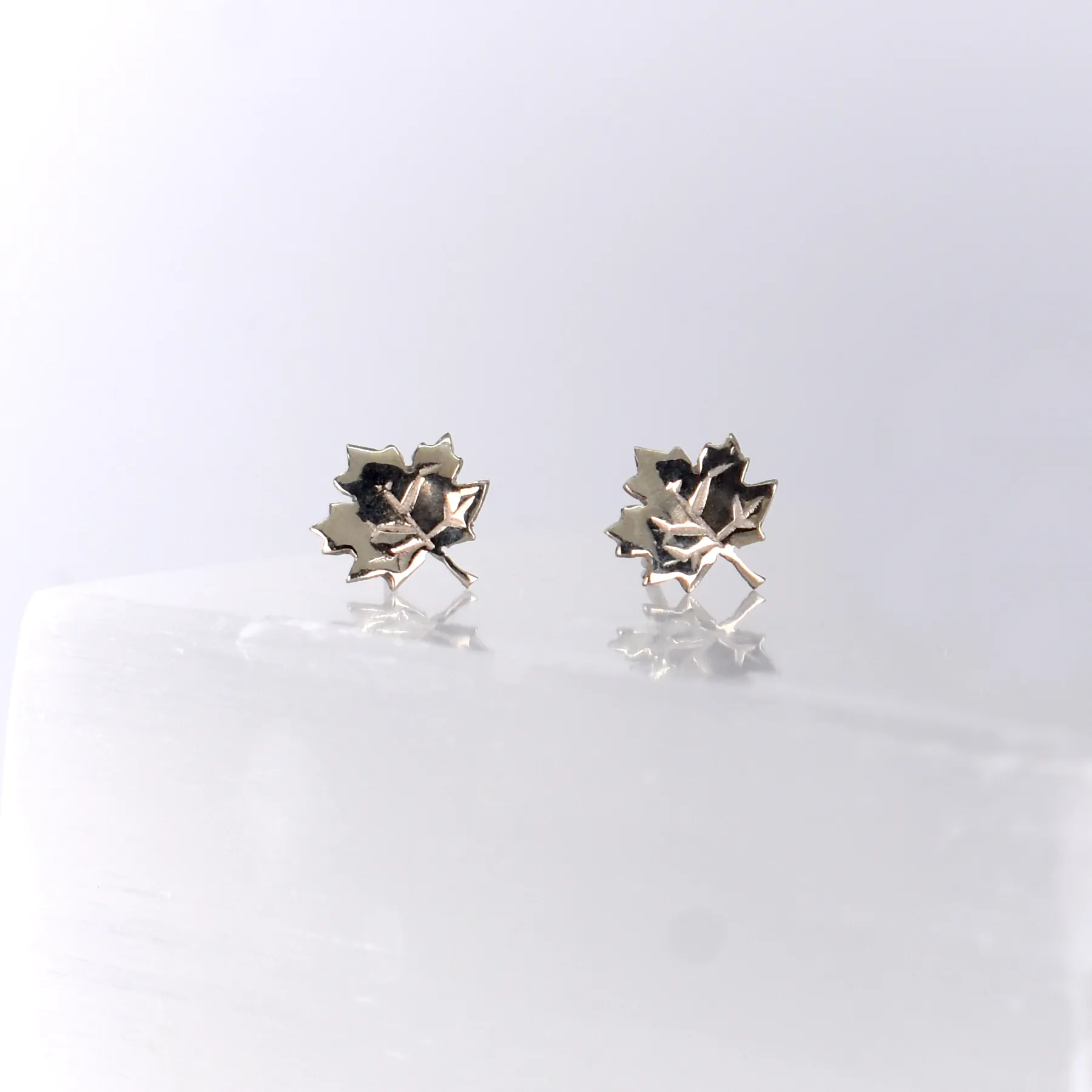 10kt gold maple leaf earrings