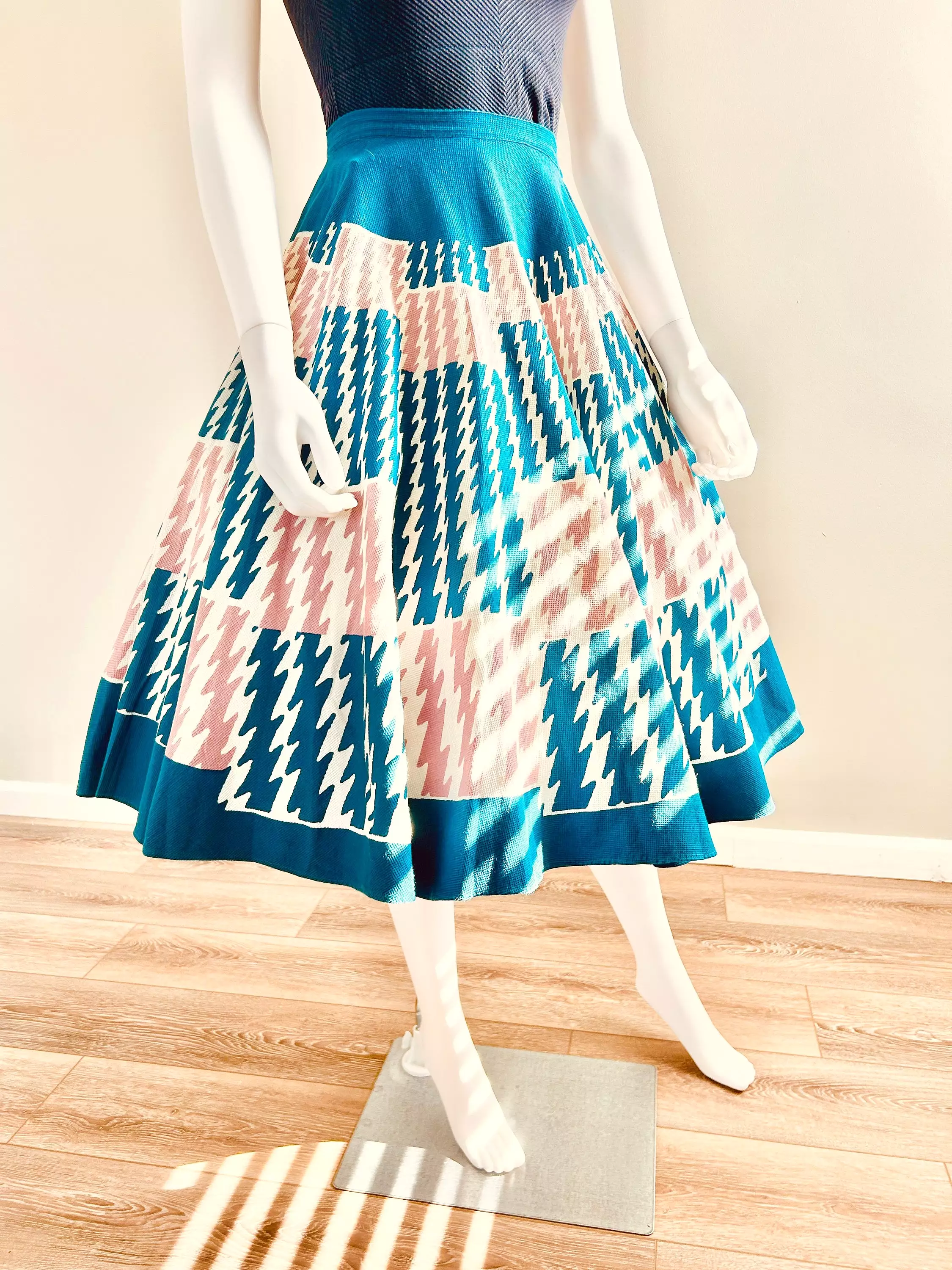 1950s Circle Skirt with Retro Houndstooth Print - Size XS