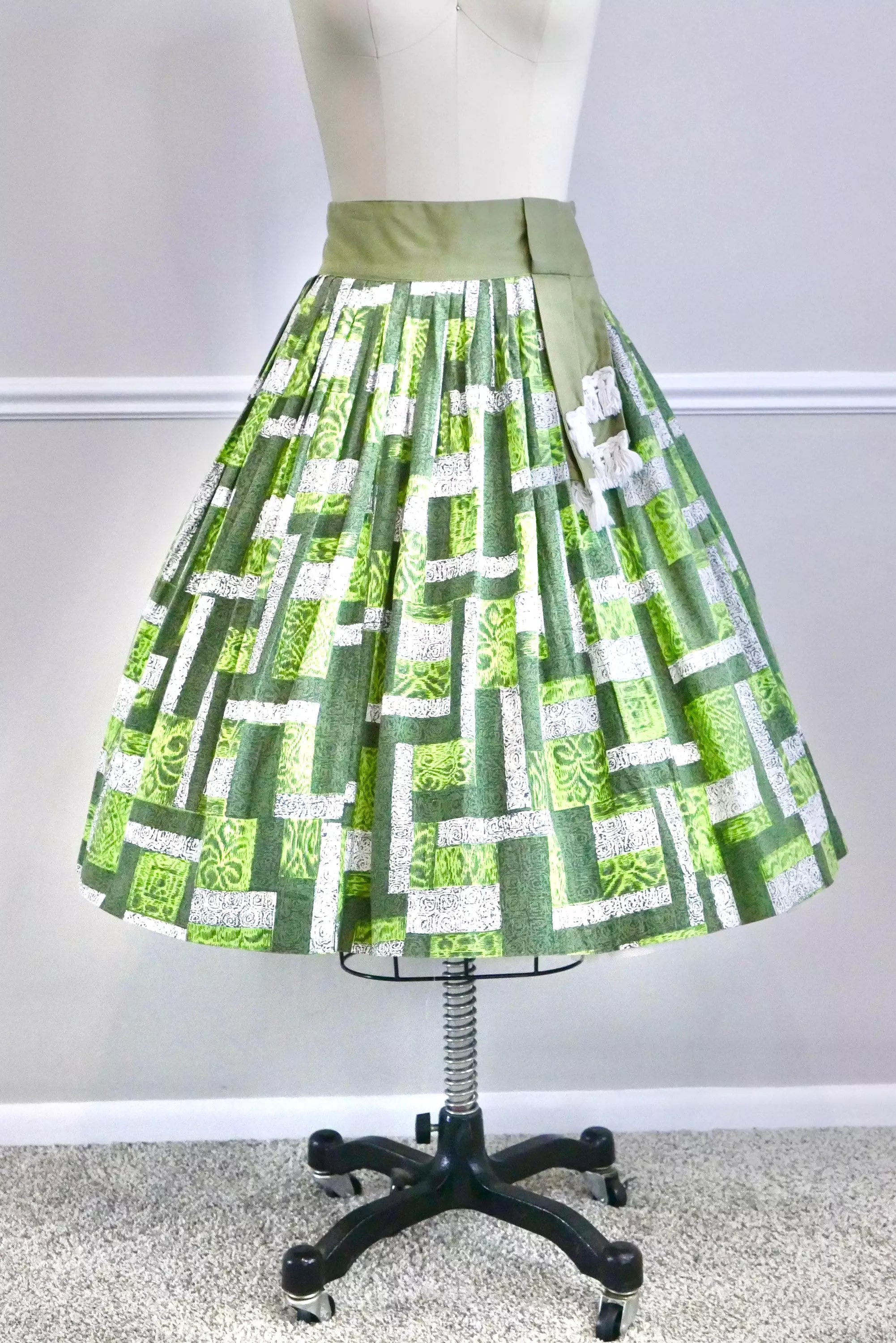 1950s Vintage Novelty Print Circle Skirt in Kelly Green - Retro Full Skirt - Size S