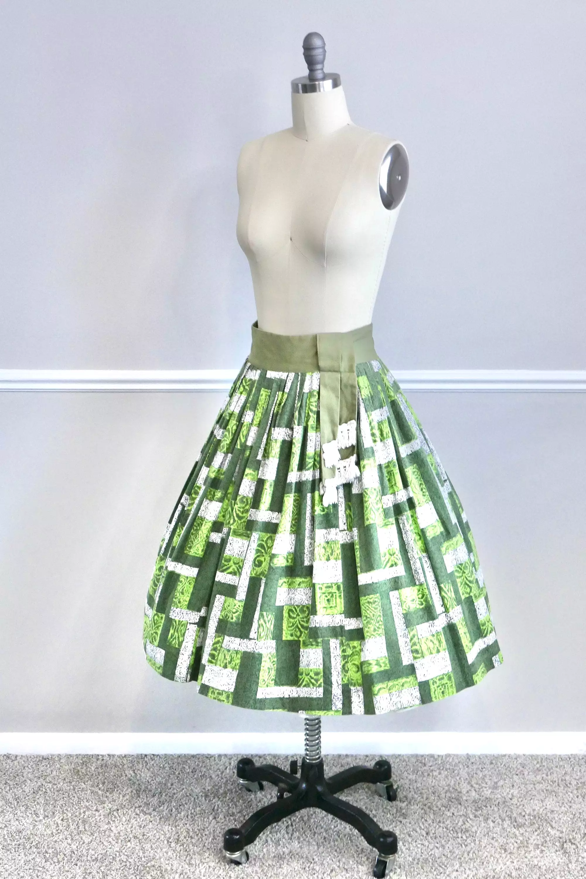 1950s Vintage Novelty Print Circle Skirt in Kelly Green - Retro Full Skirt - Size S