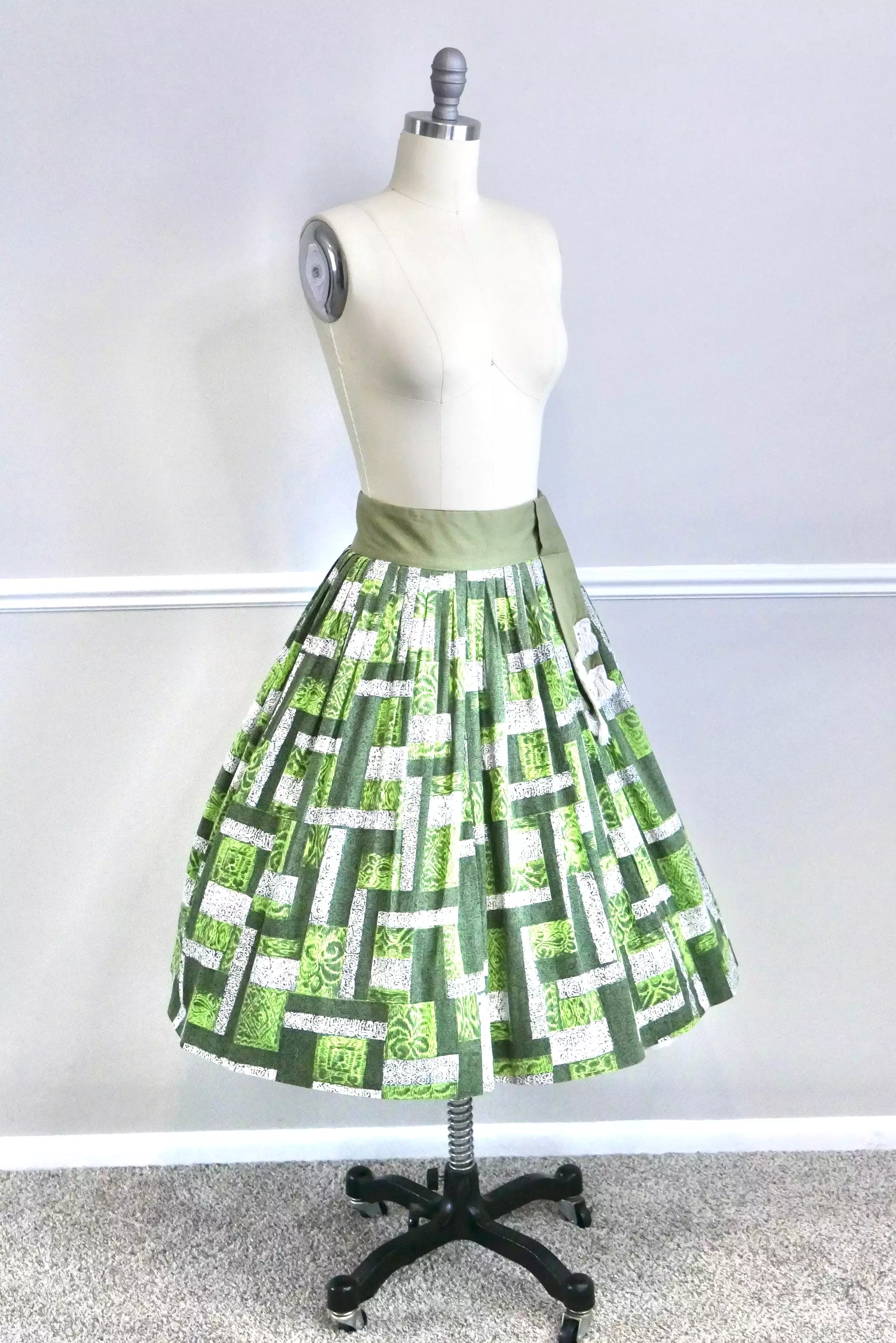 1950s Vintage Novelty Print Circle Skirt in Kelly Green - Retro Full Skirt - Size S