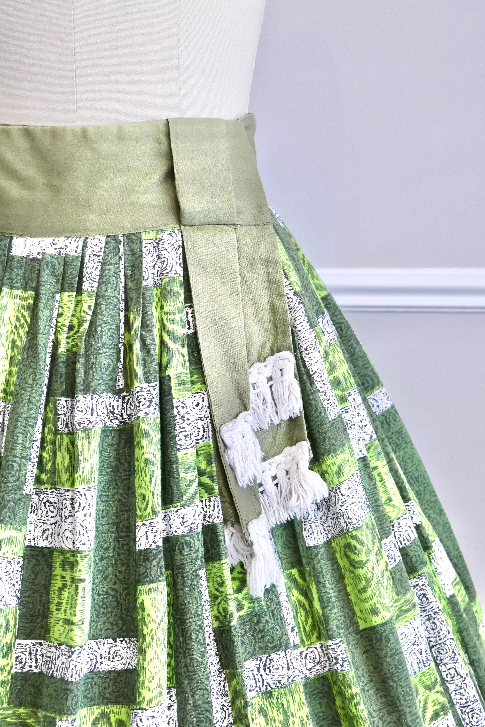 1950s Vintage Novelty Print Circle Skirt in Kelly Green - Retro Full Skirt - Size S