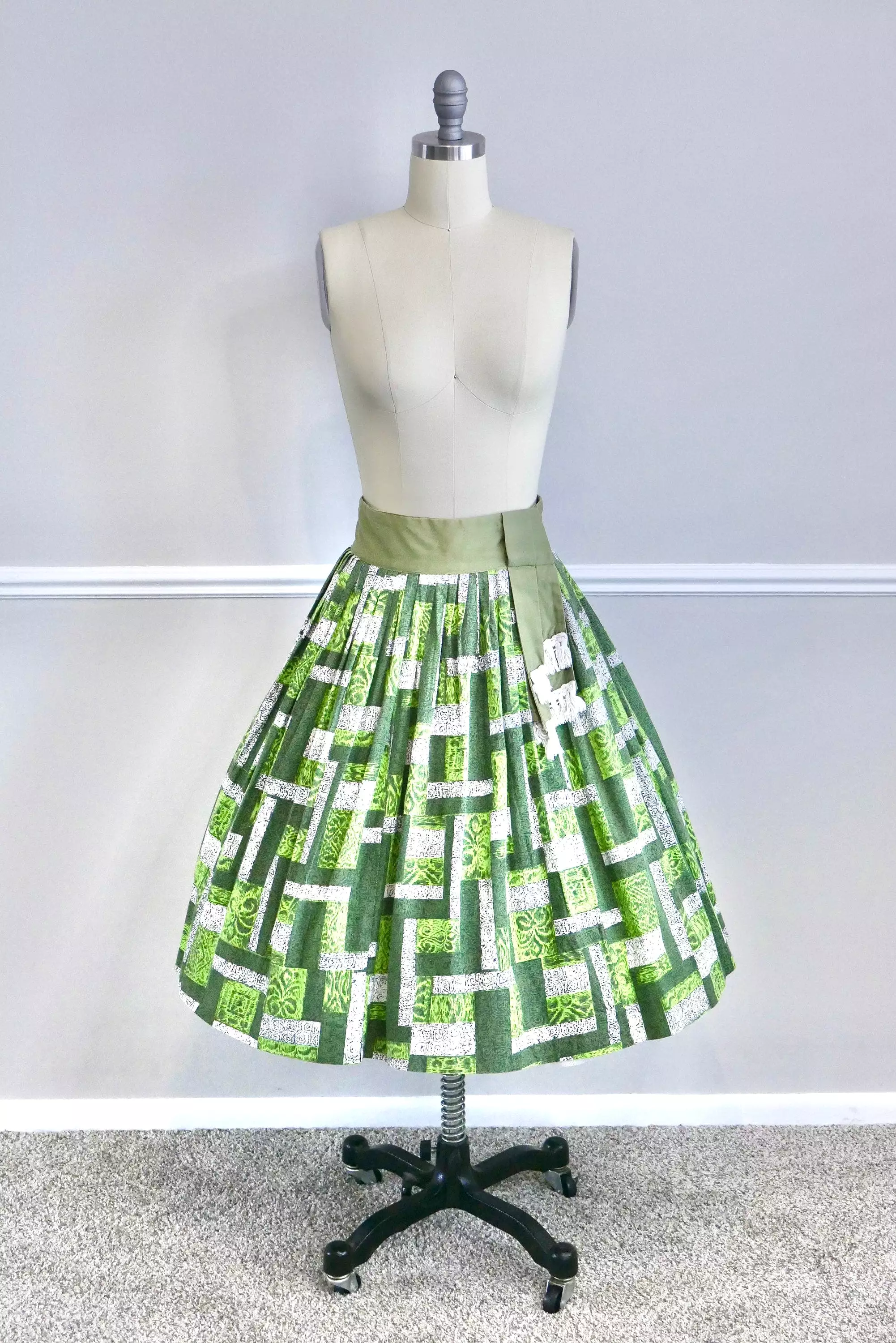 1950s Vintage Novelty Print Circle Skirt in Kelly Green - Retro Full Skirt - Size S