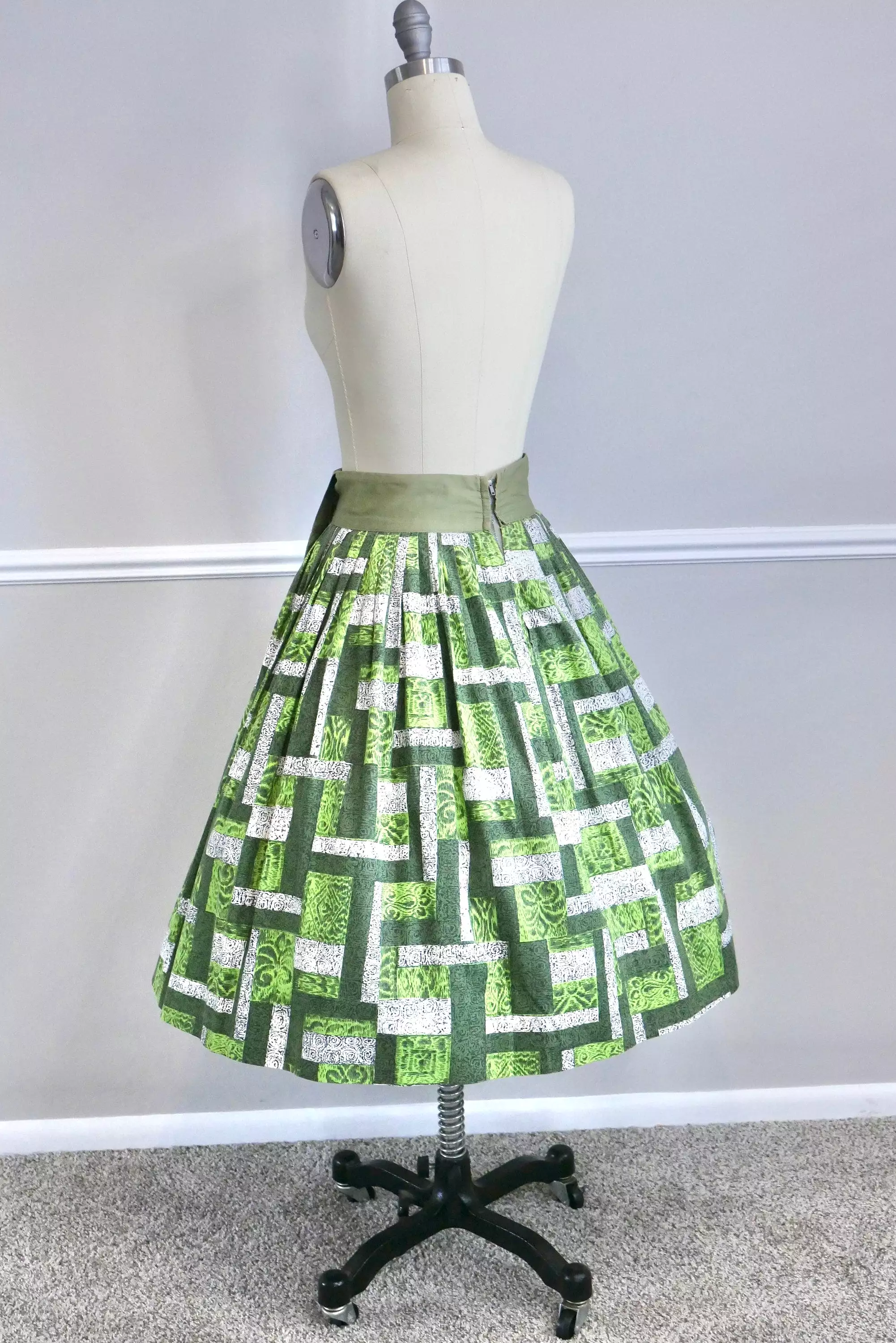 1950s Vintage Novelty Print Circle Skirt in Kelly Green - Retro Full Skirt - Size S