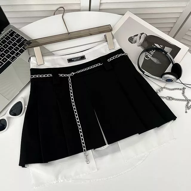 High-Waisted Pleated Mini Skirt with Chain Belt - EE20