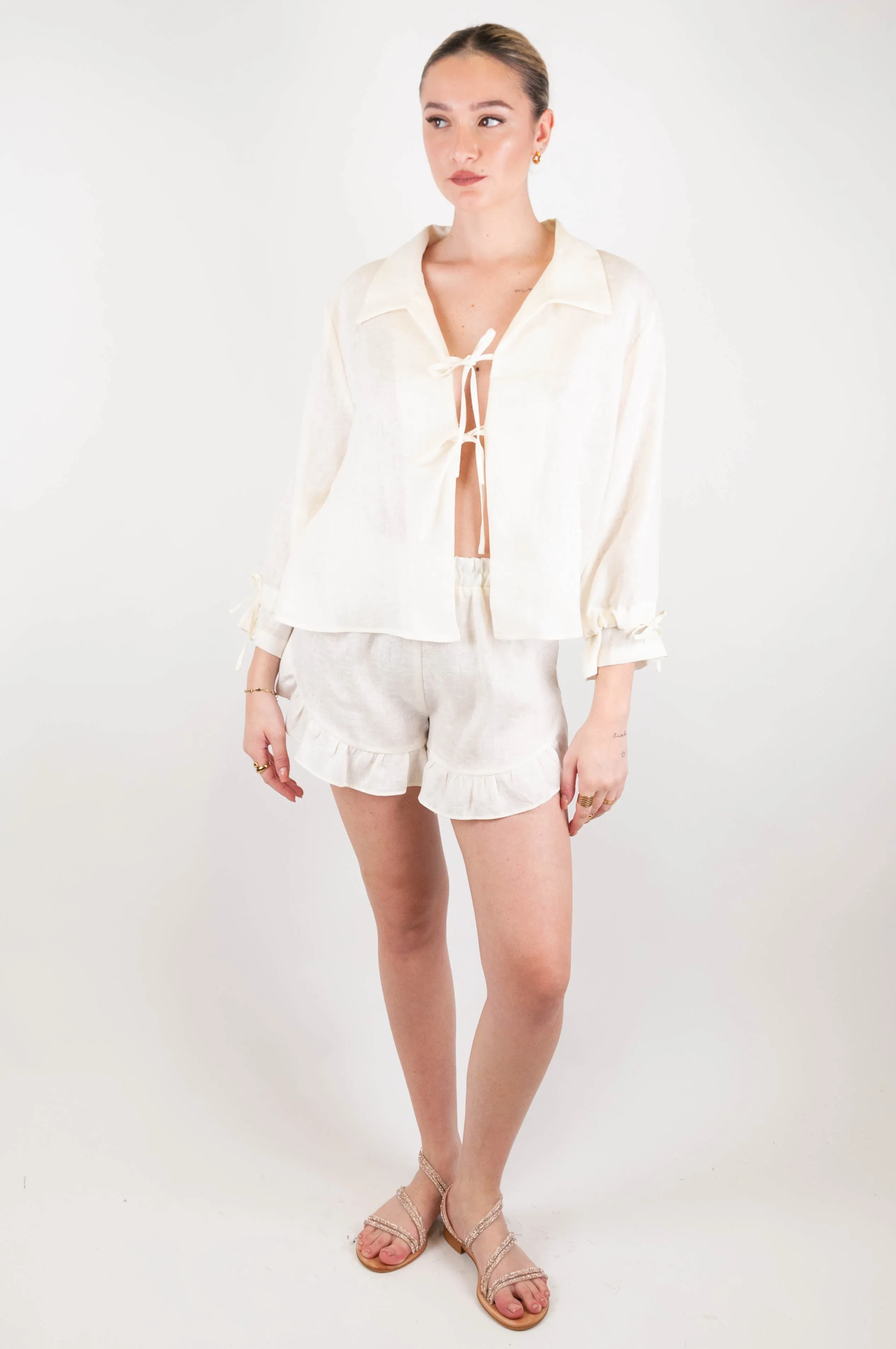 Motel - Linen shorts with elastic waistband and ruffle hem